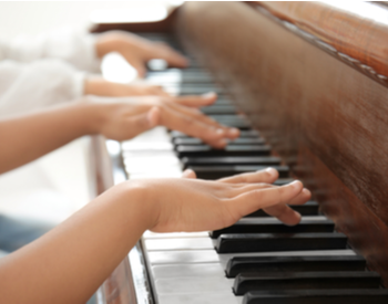 Vue Du Piano Et Les Mains De L'enfant Apprendre Avec Le Père à La