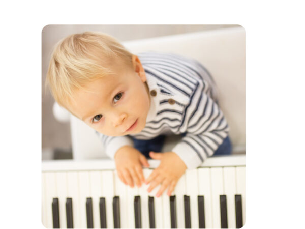 bebe qui joue du piano