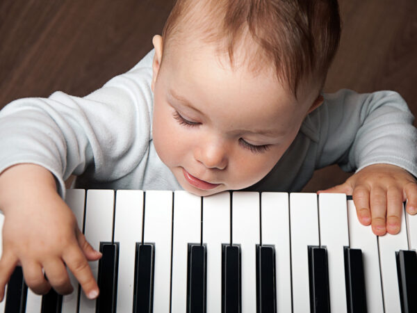 eveil musical bebe paris jouant du piano