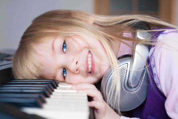 pianiste enfant 4 ans qui joue et sourit au piano