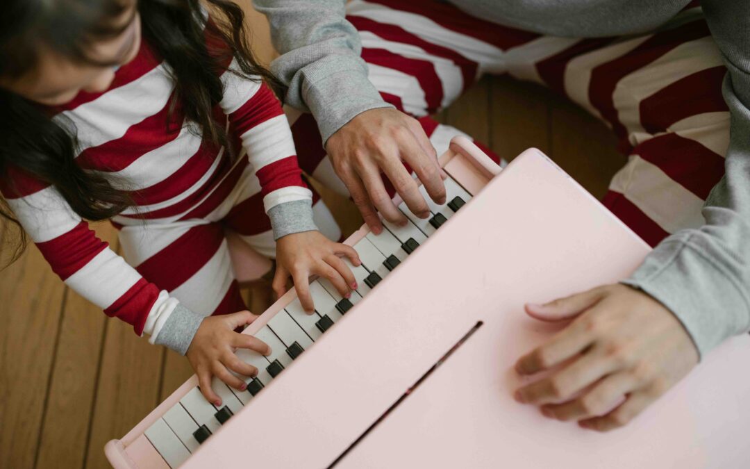 bébé qui joue du piano